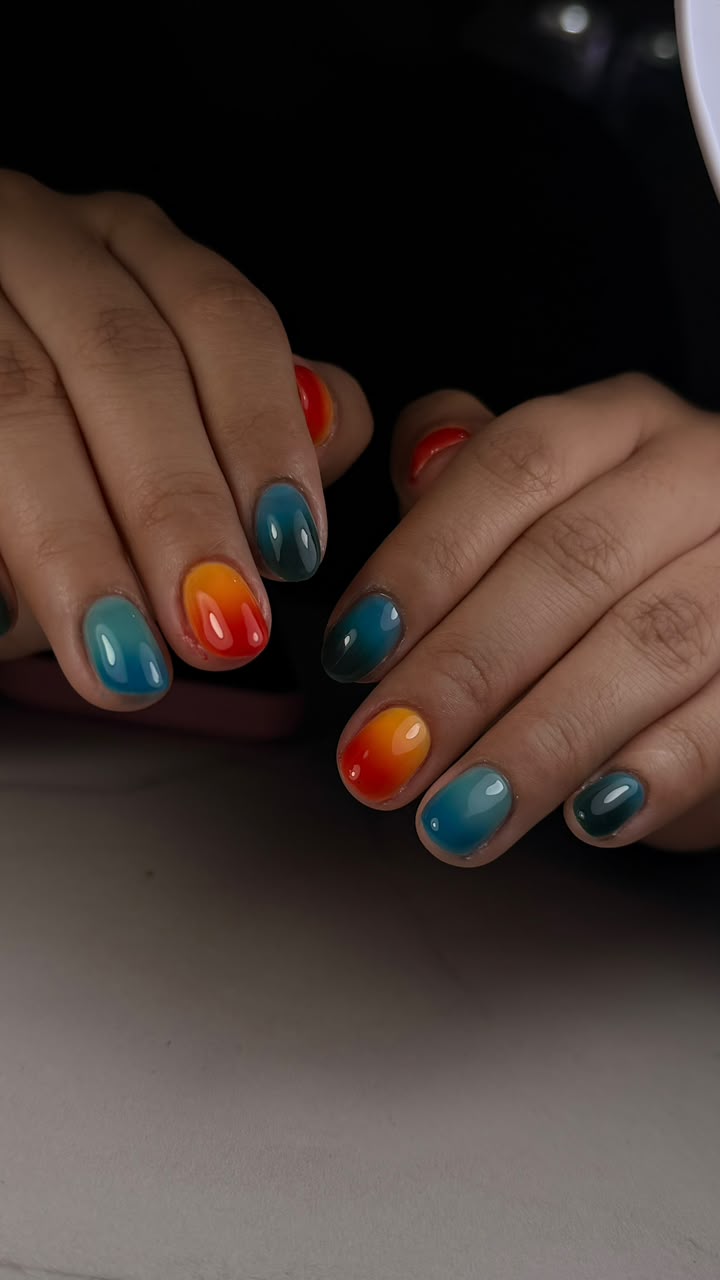 Uñas chrome iridiscentes con foil dorado